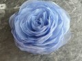 Modrá organzová růže.