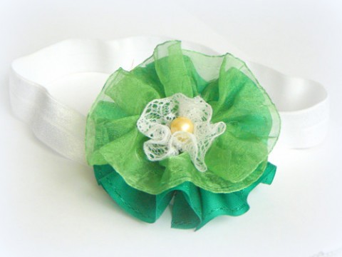 Čelenka s zelenou květinou. zelená bílá ozdoba čelenka rekvizita luxusní čelenka pro holčičku pružná čelenka vlasová ozdubka 