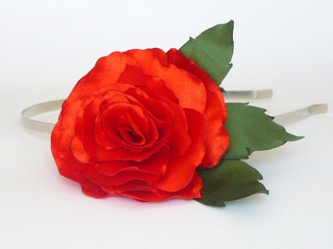 Čelenka s červenou růží. červená moderní elegantní bílá dámská čelenka jemná rekvizita něžná růžička ozdoba do vlasů ženská růže.růžová motancí kaminky kopřtinky 