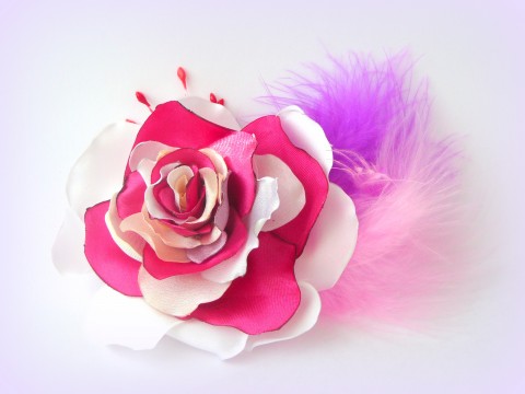 Brož elegantní růže. brož šperk fialová růžová svátek růže ozdoba satén ples broskvová vanilková fuksijová 