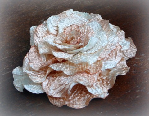 Brož Capučínka brož šperk růže smetanová vintage styl bežová opalovaná capučinová capučino 