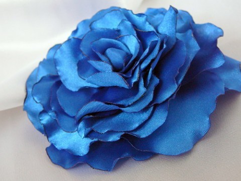 Brož modrá růže. brož šperk modrá růže satén 