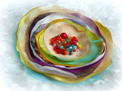Brož Elizabeth. brož šperk lososová béžová smetanová vintage styl opalovaná capučinová capučino 