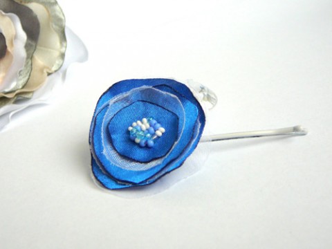 Vlásenka modrá. modrá tyrkysová sponečka vlasenka květinka do vlasů barevná ozdoba merunková močská 