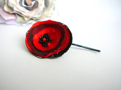 Svůdná vlásenka. červená černá sponečka vlasenka máková květinka do vlasů barevná ozdoba merunková močská 