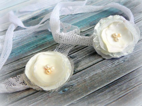 Čelenka s květem. originální dárek bílá čelenka rekvizita smetanová pro miminko na zavazování divči ozdubka pro holčičku 