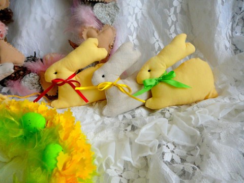 Dekorační bavlněný zajíček velikonoce žlutý zajíček.dekorace 