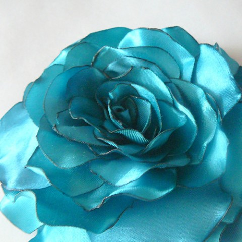 Tyrkysová růže.. brož spona modrá moderní elegantní růže organza pruhledná 