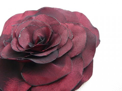 Vínová růže. červená brož šperk moderní svátek žena růže ozdoba satén vínová ples zářivá ženskost. 