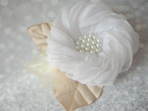 Bílý květ. brož šperk bílá růže béžová satén krémová 