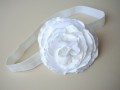Bílá čelenka s bílou růži.