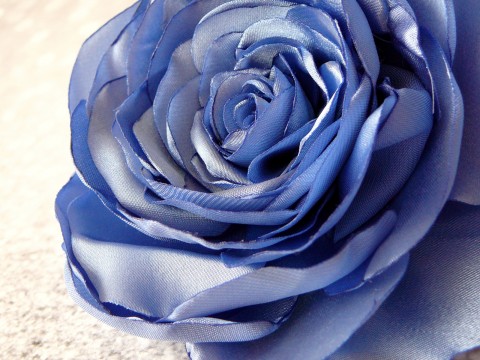 V barvě oblohy. brož modrá růže ozdoba rozkvetlá saténová spona do vlasů 