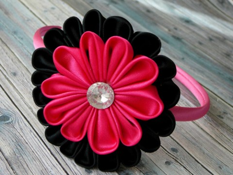 Čelenka s saténovým květem. dárek elegantní černá čelenka dívka fuchsiová 
