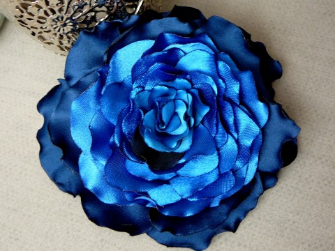 Noční obloha. brož modrá růže ozdoba rozkvetlá saténová spona do vlasů 