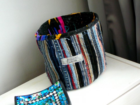Textilní koš z rifloviny. košík šitý uložený box 