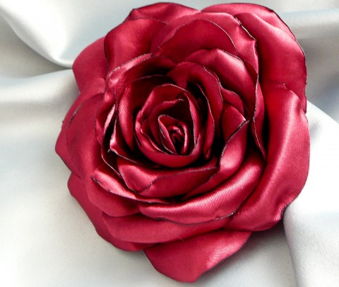 Vínová růže. brož šperk růže satén jahodová 
