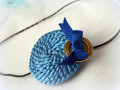Čelenka s modrou aplikaci.