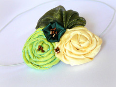 Saténová červeno-vínová růže.