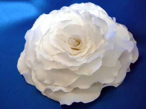 Bílá saténová růže. brož šperk bílá růže satén 