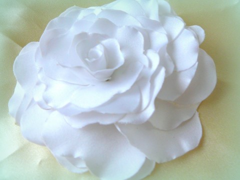 Bílá růže. brož šperk bílá svátek růže ozdoba ples 