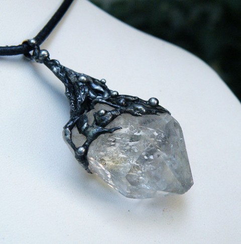 Agaron...(křišťál surový krystal) náhrdelník šperky cín světlo extravagantní křišťál stříbrná autorský led čistota čirá mystika surový amulet energie život autorský šperk krystaly cínový šperk mystery 