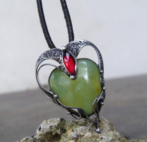 Srdce lesní dryády ...náhrdelník červená náhrdelník šperky srdce originální zelená cín sklo fantazie srdíčko černá jaro autorský originál les fantasy rudá mystika serpentin amulet energie světlezelená autorský šperk dryáda 