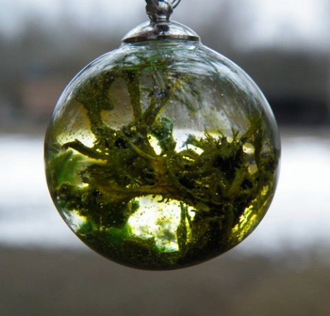 Fantasy svět... svítí ve tmě náhrdelník šperky originální zelená koule sklo fantazie světlo přírodní žlutá svítící pryskyřice kulička originál les čirá fantasy mech světlezelená žlutozelená resin fosforeskující autorský šperk svítí ve tmě lišejník 