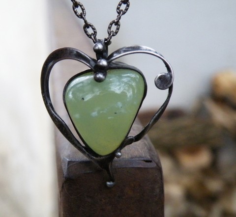 Jarní srdce...(serpentin) náhrdelník šperky srdce zelená cín srdíčko jarní svěží bílá láska černá romantika jaro extravagantní patina stříbrná autorský kresba něha serpentin světlezelená tajemný autorský šperk pocity jarní srdce 