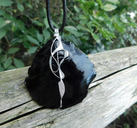 Noc...(obsidián surový) šperk náhrdelník originální dárek cín fantazie přírodní černá temný obsidián autorský originál noc fantasy mystika surový minerály amulet temnota autorský šperk bezolovnatý cín pro ženu šedočerná zk kouřový obsidián surový obsidián 