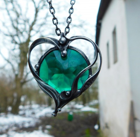 Smaragdové srdce...(šperkové sklo) náhrdelník šperky originální zelená cín sklo fantazie láska černá romantika extravagantní stříbrná autorský originál smaragdová české sklo tmavězelená šperkové sklo 