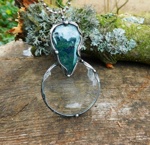 Šperk lupa s mechovým achátem... náhrdelník přívěsek talisman achát originální dárek zelená cín sklo čtení extravagantní originál čirá minerály amulet mosaz magie keltský tmavězelená mechový achát lupa zvětšovaci sklo 