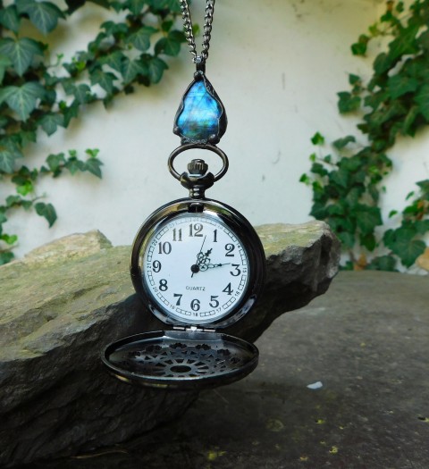 ČaS...hodinky s labradoritem náhrdelník přívěsek talisman originální dárek modrá cín hodinky extravagantní labradorit měď autorský modrozelená minerály amulet mosaz magie autorský šperk keltský kapesní hodinky nýhrdelník hodinky hodinky na krk 
