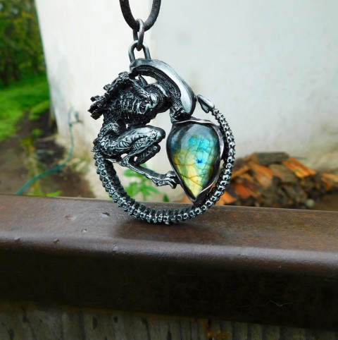 Alien...(labradorit) náhrdelník náhrdelník přívěsek talisman originální dárek zelená cín zlatá extravagantní labradorit meditace autorský originál minerály amulet mosaz vesmír magie autorský šperk keltský vetřelec alien 