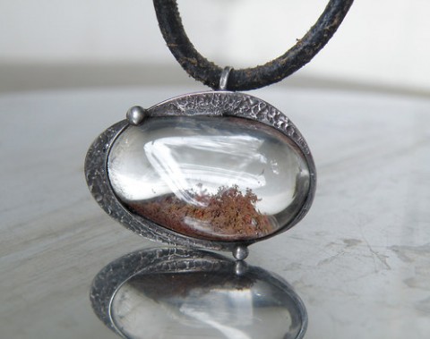 Svět uvnitř kamene (Lodolit) náhrdelník šperky černá křišťál patina stříbrná led čirá lodolit ticho jezírko ledové mikrosvět mikrosvět v kameni chlority 