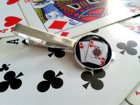 Spona na kravatu - karetní šperk spona sponka šperky elegantní romantika kravata čtyřlístek štěstí muž pán poker pro muže muži karty spona na kravatu karetní žolík ruleta 