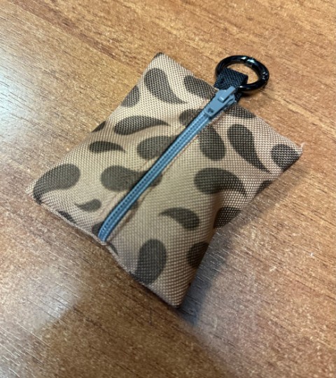 Klíčenka hnědá klíčenka poudro na klíče 