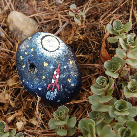 Raketou na měsíc kolem černé díry 