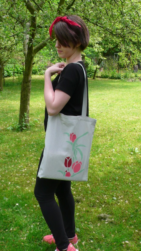 Jarní nákupka s tulipány červená zelená taška jarní šedá tulipány nákupka ekologie bez igelitky 