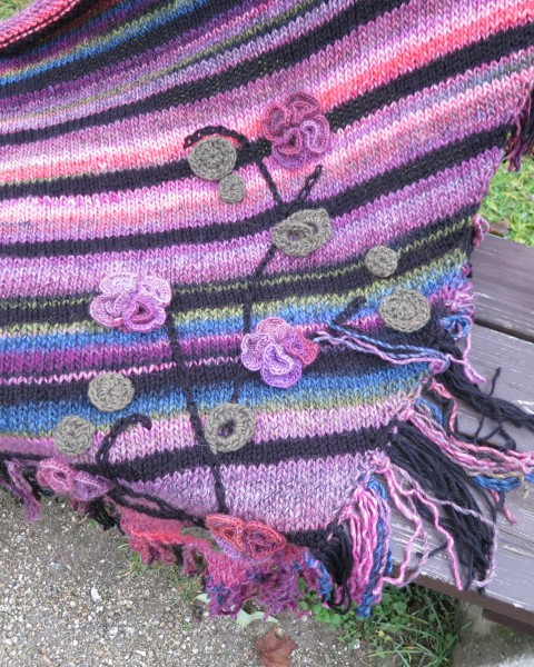 na růžích ustláno originální pletený šátek jedinečný hřejivý velký trojcípý 