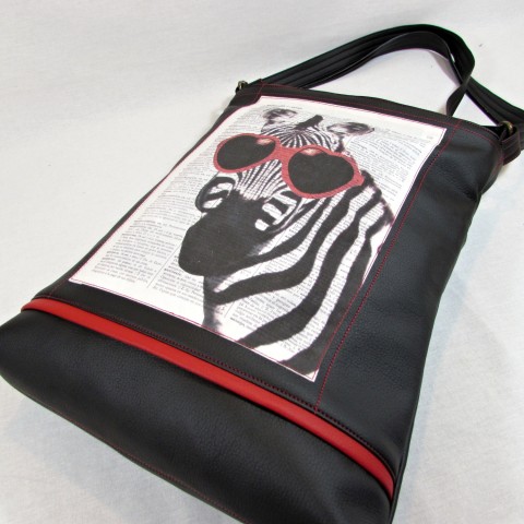 kabelka-zebra kabelka červená originální dárek taška dívčí černá barevná zebra veselá hravá crossbody 