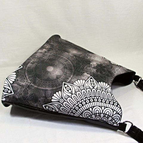Kabelka černá mandala kabelka originální dárek doplněk taška květy elegantní černá květ černobílá prostorná koženková 