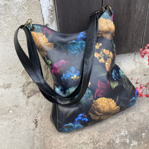 Kabelka  melancholické květy originální černá květinová crossbody kabelka.koženka 