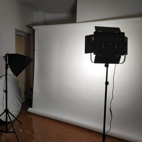 Fotoateliér k pronájmu focení ateliér fotostudio bílé pozadí focení oblečení studijní výbava katalogové focení 