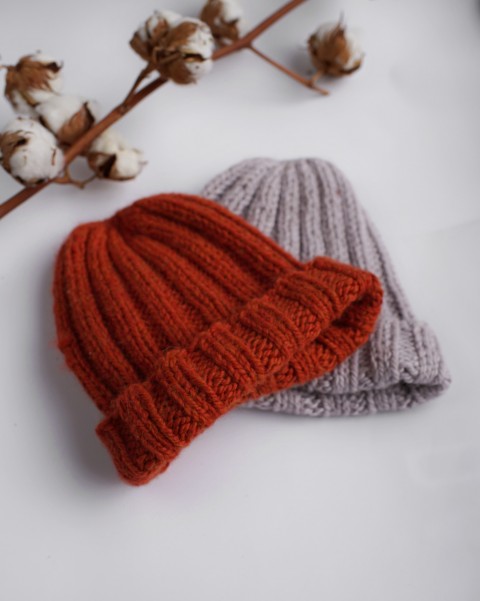 Krátká čepice beanie z alpaky alpaka pletená čepice oranžová čepice beanie vlněná čepice vínová čepice stylová čepice čepice z alpaky čepice beanie krátká čepice krátká beanie vínová beanie pletená beanie vlněná beanie rybářská čepice šedá čepice 