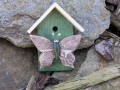 Dřevěné budky s keramickým motýlem
