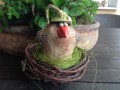 hnízdo s keramickým ptákem