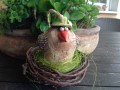 hnízdo s keramickým ptákem
