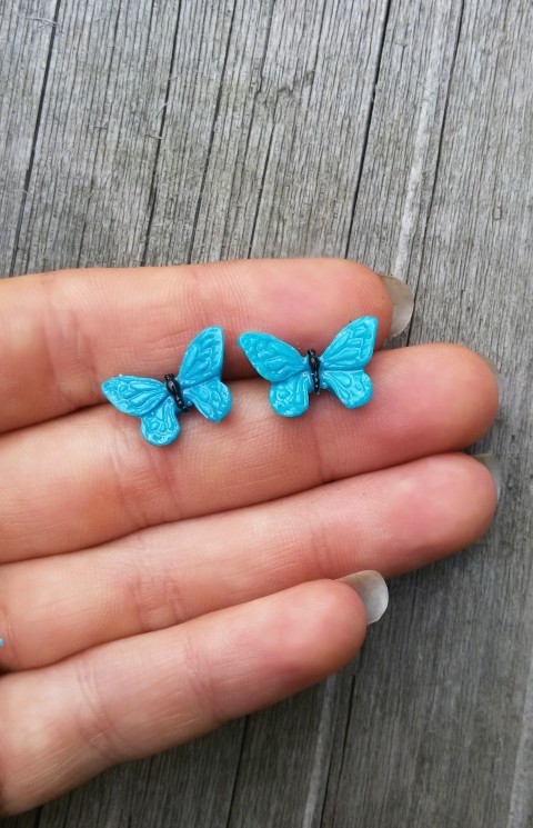 Puzeta - modrý motýl náušnice motýl letní pecky jemné dětské fimo motýlci puzety puzeta oranžové polymer motýli puzeky 