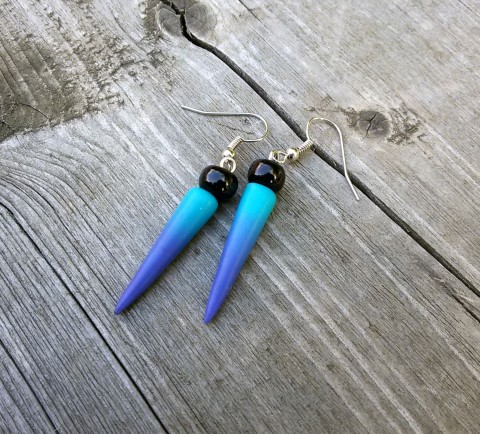 Fimo náušnice - modrofialové ostny dárek náušnice děti elegantní bílé černé visací modré fialové fimo černobílé zajímavé gothic špička trn trny hroty ostny hrot špičky goth osten modrofialové 