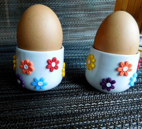 Stojánek na vajíčko II originální dárek velikonoce slepice stojánek velikonoční vtipné snídaně vejce vajíčko vtipný držák slepička vajíčkovník se slepicí na tvrdo 